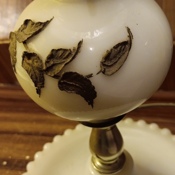 Vintage mcm hurricane parlor Gone with the Wind milk glass lamp - Picture 6 of 7